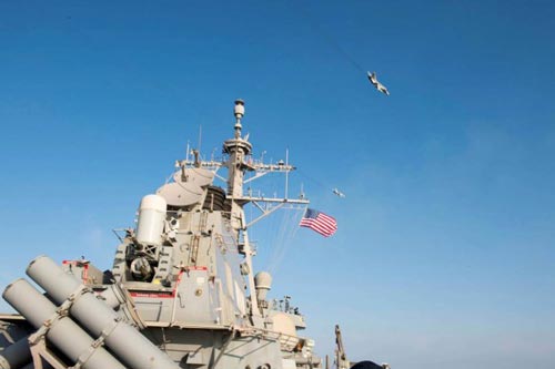 Chiến đấu cơ Su-24 bay bên trên tàu chiến USS Donald Cook hôm 12-4 Ảnh: US NAVY