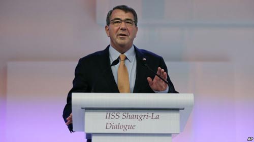 Bộ trưởng Bộ Quốc phòng Mỹ Ashton Carter phát biểu tại Đối thoại Shangri-La vào năm ngoái Ảnh: AP