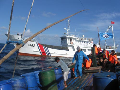 Tàu hải cảnh Trung Quốc quấy rối tàu cá Philippines tại bãi cạn Scarborough vào ngày 12-6-2016 Ảnh: FORBES