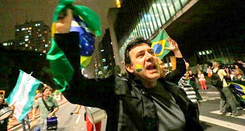 Người dân Brazil biểu tình phản đối vụ bê bối của Petrobras Ảnh: TÂN HOA XÃ
