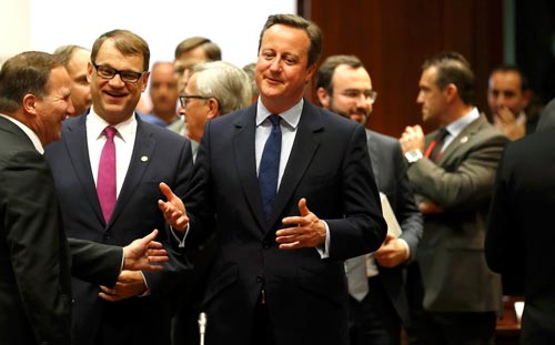 Thủ tướng Anh David Cameron (phải) dự Hội nghị Thượng đỉnh EU lần cuối hôm 28-6 Ảnh: REUTERS