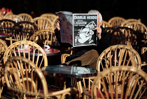 
Một người đọc ấn phẩm đặc biệt của tạp chí Charlie Hebdo tại TP Nice - Pháp hôm 6-1 Ảnh: REUTERS
