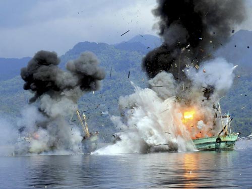 Indonesia phá hủy hơn 170 tàu cá nước ngoài từ năm 2014 tới nay Ảnh: REUTERS
