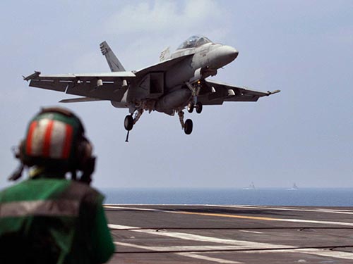 Máy bay chiến đấu hạ cánh xuống tàu sân bay USS Theodore Roosevelt của Mỹ trong cuộc tập trận hải quân ở châu Á năm 2015 Ảnh: AP