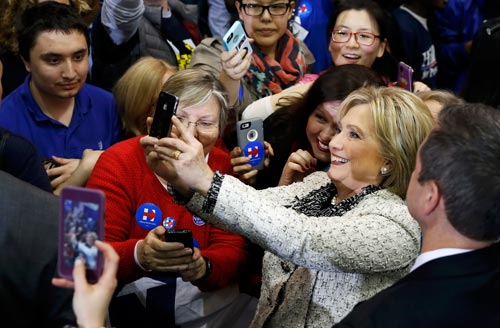 
Người ủng hộ chúc mừng bà Hillary Clinton

sau chiến thắng tại bang Nam Carolina hôm 27-2 Ảnh: REUTERS
