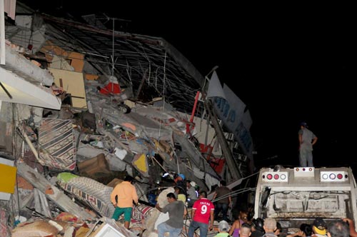 Khung cảnh đổ nát do động đất gây ra tại TP Manta, tỉnh Manabi - Ecuador Ảnh: REUTERS