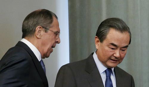 Ngoại trưởng Nga Sergei Lavrov (trái) và người đồng cấp Trung Quốc Vương Nghị tại cuộc họp báo chung hôm 18-4 Ảnh: REUTERS