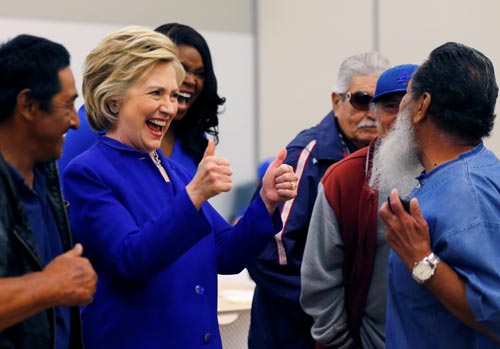 Bà Hillary Clinton gặp cử tri trong chiến dịch tranh cử ở TP Compton, bang California hôm 6-6 Ảnh: REUTERS