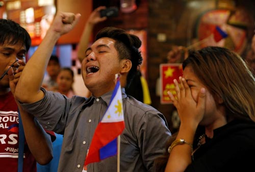 Các nhà hoạt động Philippines từng đi thuyền ra bãi cạn Scarborough vui mừng trước phán quyết. Ảnh: REUTERS