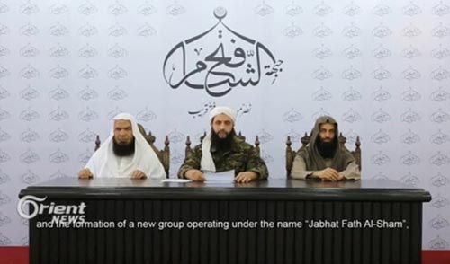 
Abu Mohamad al-Golani (giữa), thủ lĩnh nhóm Mặt trận Al-Nusra, đọc tuyên bố cắt đứt quan hệ với Al-Qaeda

Ảnh: REUTERS
