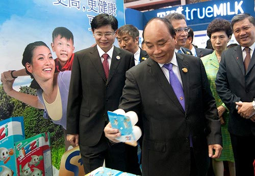 Thủ tướng Nguyễn Xuân Phúc tham quan một gian hàng của doanh nghiệp Việt Nam Ảnh: VGP
