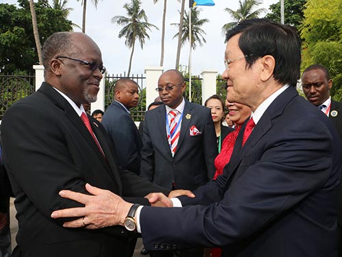 Tổng thống Tanzania John Magufuli đón Chủ tịch nước Trương Tấn Sang Ảnh: TTXVN