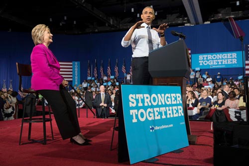 Tổng thống Mỹ Barack Obama cùng bà Hillary Clinton vận động tranh cử tại TP Charlotte, bang Bắc Carolina hôm 5-7 Ảnh: THE NEW YORK TIMES