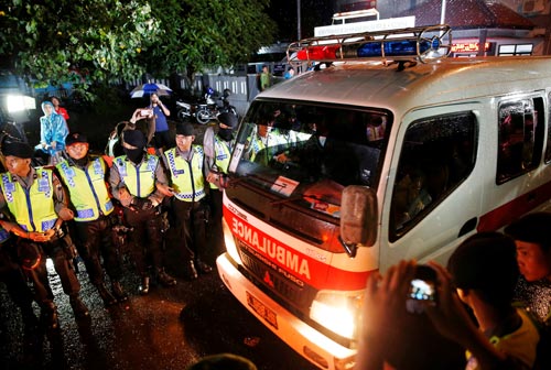 Một xe cứu thương chở xác của một tù nhân bị xử tử rời khỏi cổng nhà tù trên đảo Nusa Kambangan ngày 29-7 Ảnh: REUTERS