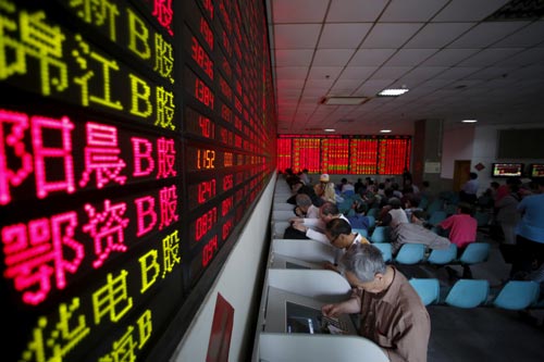 
Các nhà đầu tư nước ngoài đang “tháo chạy” khỏi các thị trường chứng khoán ở châu Á, trong đó có Trung Quốc Ảnh: REUTERS
