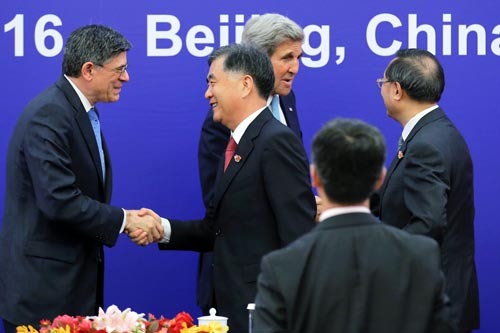 Các quan chức Mỹ và Trung Quốc bắt tay tại lễ bế mạc Đối thoại Chiến lược và Kinh tế Mỹ - Trung hôm 7-6 Ảnh: REUTERS