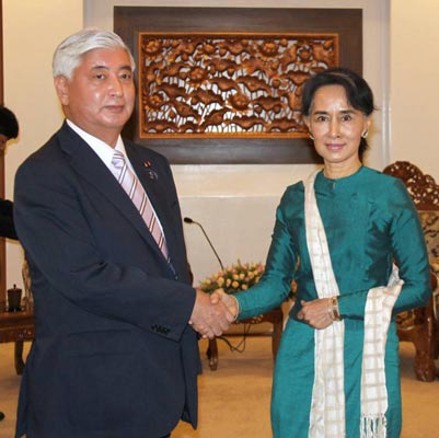 Bộ trưởng Quốc phòng Nhật Bản Gen Nakatani gặp gỡ Cố vấn quốc gia Myanmar Aung San Suu Kyi hôm 6-6 Ảnh: KYODO