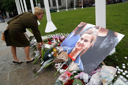 Người dân đặt hoa tưởng nhớ nghị sĩ Jo Cox tại London - Anh Ảnh: REUTERS