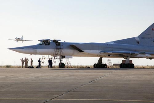 
Máy bay Nga tại căn cứ gần TP Hamadan - Iran hôm 15-8 Ảnh: AL-MASDAR NEWS
