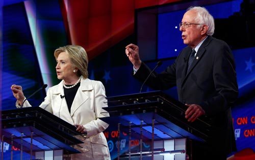 Hai ứng viên Hillary Clinton (trái) và Bernie Sanders tại cuộc tranh luận hôm 14-4 Ảnh: REUTERS