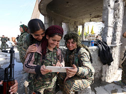 Các nữ thành viên Lực lượng Dân chủ Syria (DFS) ở thị trấn al-Shadadi, tỉnh Hasaka Ảnh: REUTERS
