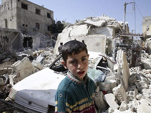 Khung cảnh đổ nát tại TP Douma đang chịu sự kiểm soát của quân nổi dậy ở Syria hôm 27-2 Ảnh: REUTERS