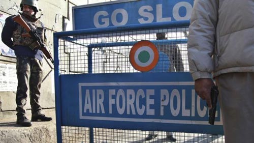 Binh sĩ Ấn Độ đứng gác tại căn cứ không quân Pathankot Ảnh: AP