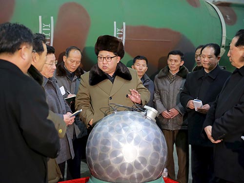 Nhà lãnh đạo Triều Tiên Kim Jong-un gặp các nhà khoa học và chuyên gia kỹ thuật tại một cơ sở nghiên cứu vũ khí hạt nhân. Ảnh: REUTERS