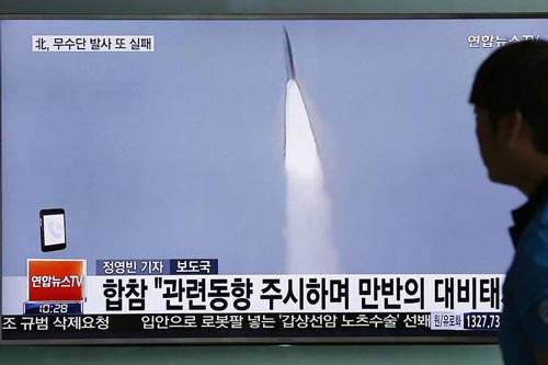Vụ phóng tên lửa mới nhất của Triều Tiên xuất hiện trong bản tin truyền hình tại Hàn Quốc Ảnh: AP