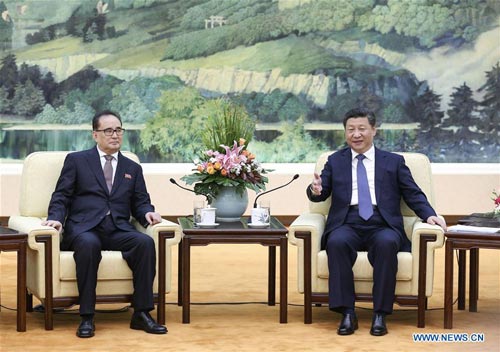 Chủ tịch Trung Quốc Tập Cận Bình (phải) tiếp ông Ri Su-yong, Phó Chủ tịch Ban Chấp hành Trung ương Đảng Lao động Triều Tiên, hôm 1-6 Ảnh: THX