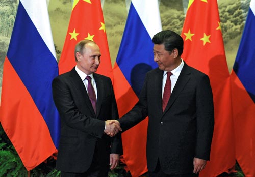 Tổng thống Vladimir Putin (trái) và Chủ tịch Tập Cận Bình hôm 25-6 Ảnh: REUTERS