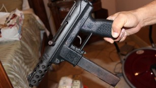 
Khẩu súng ngắn tìm thấy trong nhà nghi phạm. Ảnh: CNN

