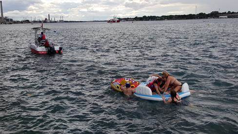 
Những người tham gia lễ hội trôi dạt trên sông... Ảnh: Canadian Coast Guard
