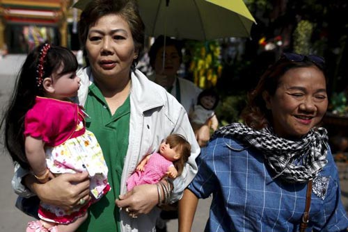 Búp bê Luk Thep xuất hiện khắp nơi ở Thái Lan Ảnh: REUTERS