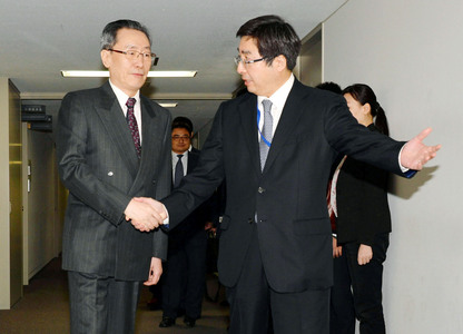 Ông Vũ Đại Vĩ (trái) và ông Kimihiro Ishikane (phải) gặp nhau tại Tokyo hôm 5-4. Ảnh: Kyodo