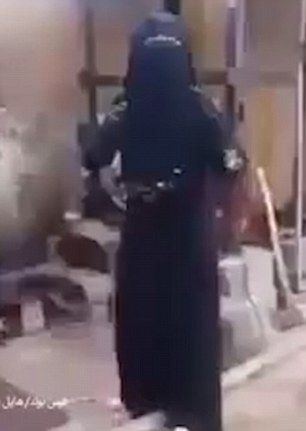 Người phụ nữ này làm đoạn video cầu cứu phương Tây, sau bị IS bắt. Ảnh: Daily Mail