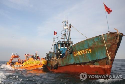 Sự hiện diện của tàu cá Trung Quốc có thể thổi bùng căng thẳng giữa Seoul và Bình Nhưỡng. Ảnh: YONHAP NEWS