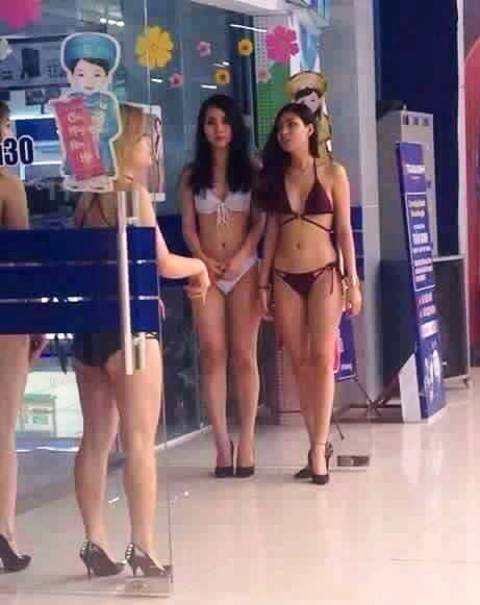 
Hình ảnh các cô gái mặc bikini trước siêu thị Trần Anh (Hà Nội) được phía đơn vị này lên tiếng là để quay video giáo dục giới tính - Ảnh: facebook
