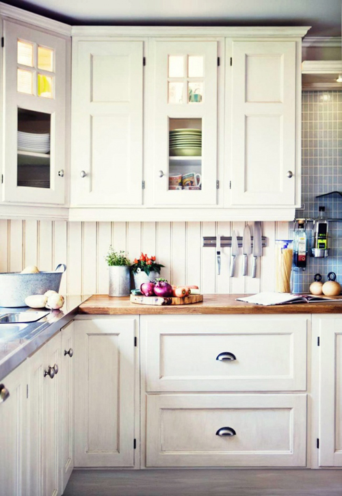 
Tủ bếp sáng màu sẽ giúp cho khu vực nấu nướng bớt cảm giác bề bộn, nhỏ hẹp.
