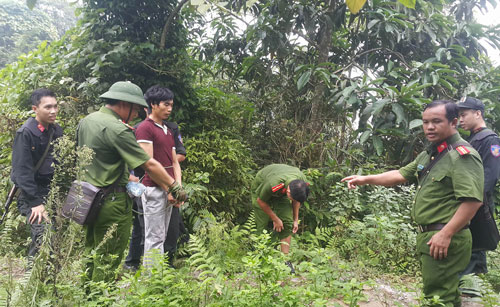 
Sáng ngày 6-9, Tẩn Láo Lở thực nghiệm lại hiện trường - Ảnh: Vietnamnet
