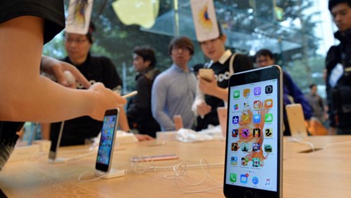 
Quá ít cải tiến so với tiền nhiệm là lý do khiến người mua e dè khi mua iPhone 6S - Ảnh: AFP
