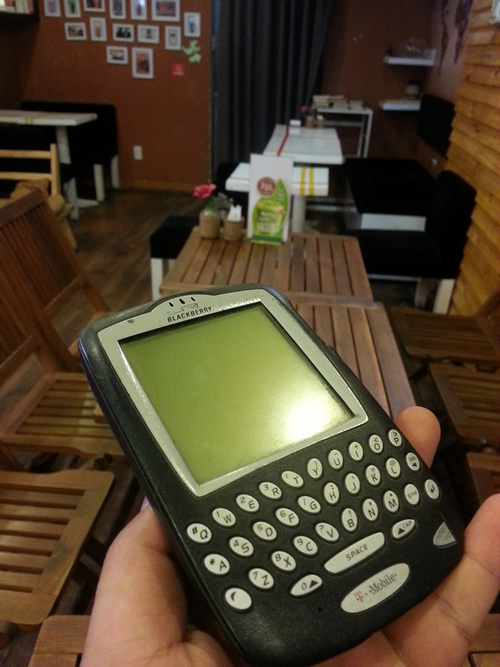 Một chiếc BlackBerry 6710 còn nguyên vẹn.