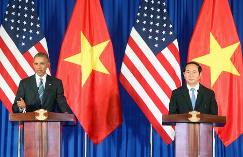 
Tại cuộc họp báo chung với Chủ tịch nước Trần Đại Quang, Tổng thống Obama tuyên bố Mỹ chính thức tháo bỏ hoàn toàn lệnh cấm bán vũ khí sát thương đối với Việt Nam. Ảnh: TTXVN
