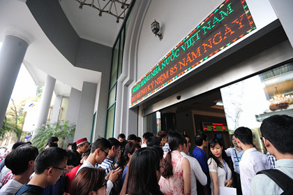 Hàng trăm người đã xếp hàng chật kín cửa số 16 phố Tông Đản của Ngân hàng Nhà nước Việt Nam để chờ đến lượt mua tiền mới