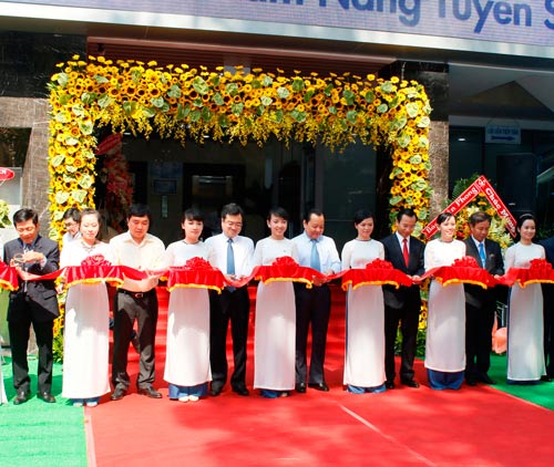 Ban biên tập và các khách mời cắt băng khánh thành trụ sở Báo Thanh Niên tại TP HCM