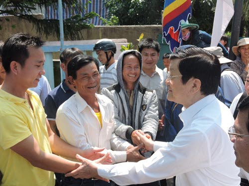 Chủ tịch nước Trương Tấn Sang thăm hỏi nhân dân huyện đảo Lý Sơn Ảnh: Văn Mịnh