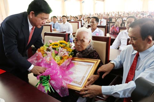 Bí thư Thành ủy Đinh La Thăng trao tặng danh hiệu Bà mẹ Việt Nam anh hùng cho mẹ Võ Thị Mượt (huyện Củ Chi) Ảnh: BẠCH ĐẰNG