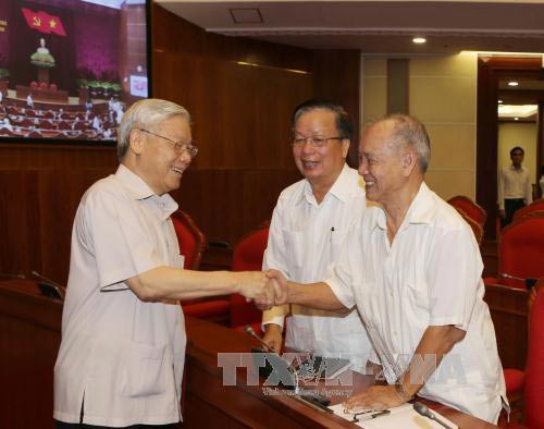 Tổng Bí thư Nguyễn Phú Trọng thăm hỏi các cán bộ cấp cao đã nghỉ hưu Ảnh: TTXVN