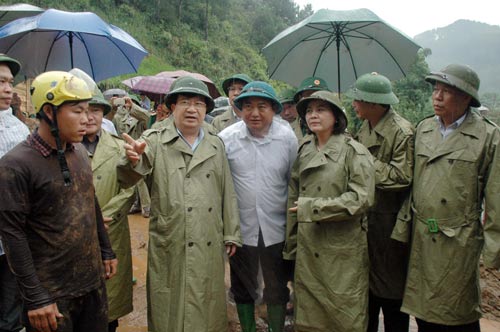 Phó Thủ tướng Trịnh Đình Dũng (thứ hai từ trái qua) kiểm tra công tác khắc phục hậu quả cơn bão số 3 tại tỉnh Yên Bái ngày 22-8 Ảnh: TTXVN