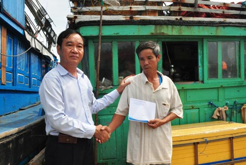 Đại diện Quỹ Hỗ trợ ngư dân Quảng Ngãi trao tiền hỗ trợ cho ngư dân Nguyễn Tuấn